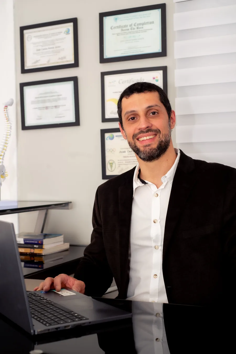 Dr. José Carlos Nobre, fisioterapeuta osteopata em Curitiba, em seu consultório no Hugo Lange