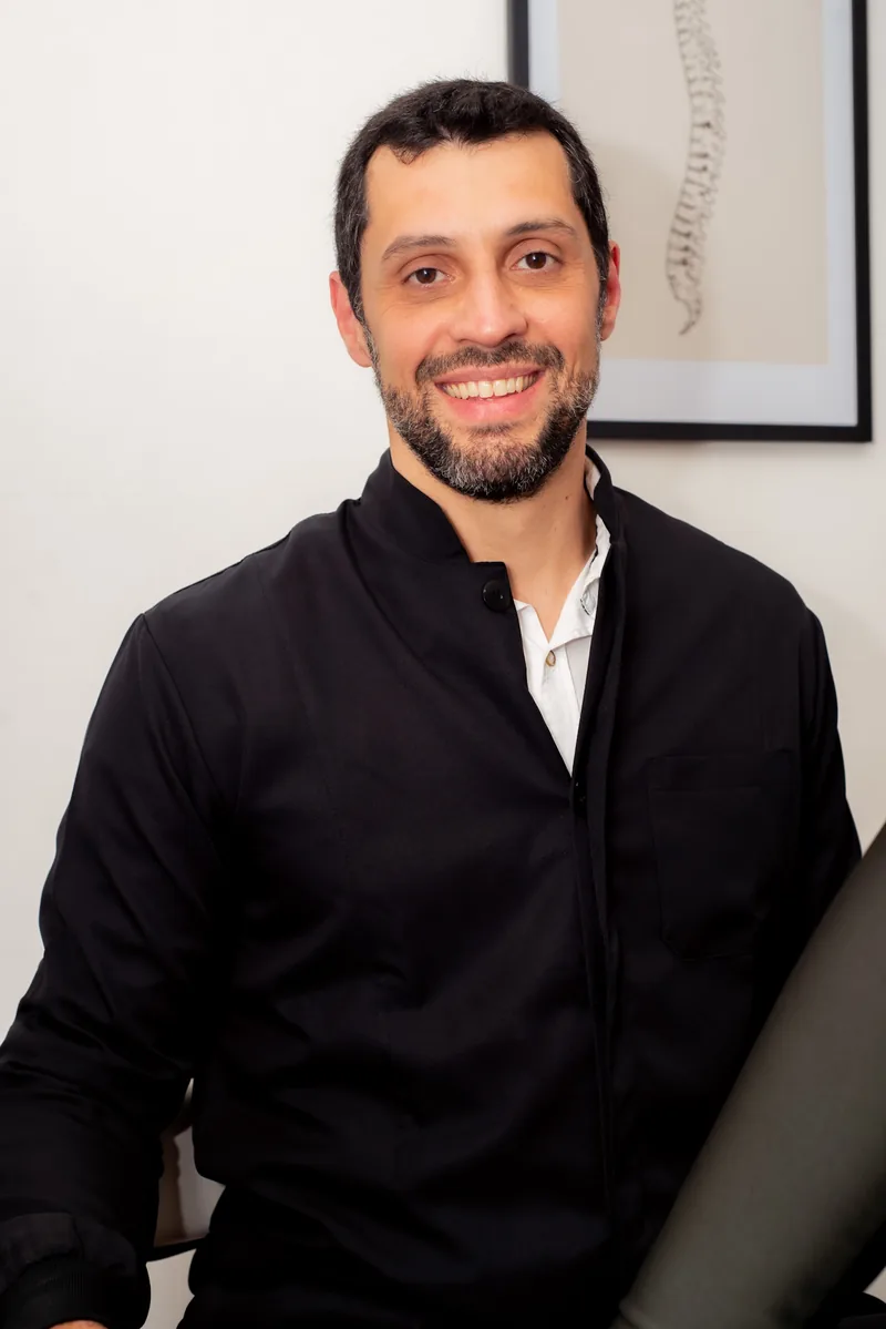 Retrato do Dr. José Carlos Nobre, osteopata e microfisioterapeuta em Curitiba